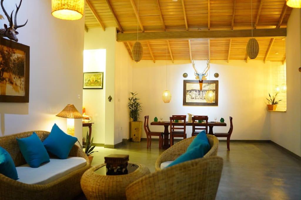 Ronaya Surf Waves Villa Dikwella Luaran gambar